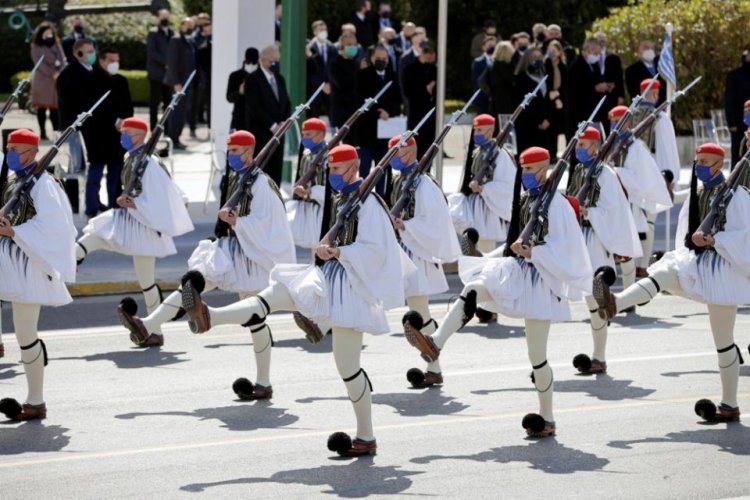 Greek Revolution Bicentenary: Μεγαλειώδης στρατιωτική παρέλαση για τα 200 χρόνια από την ελληνική Επανάσταση (βίντεο)