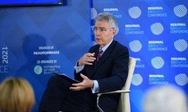 "Τρολάρει" ο Geoffrey Pyatt: Όλοι θέλουν ένα ήσυχο καλοκαίρι εκτός από τη Μύκονο!!