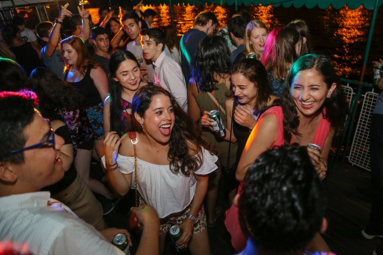 Mykonos private party:  Υγιεινομική βόμβα τα παράνομα ιδιωτικά πάρτι σε βίλες καταγγέλουν Σ.Ε.Δ.Ε.Μ. και Σ.Ε.Ε.Χ.Ω.Μ - Ζητούν την παρέμβαση της Πολιτείας