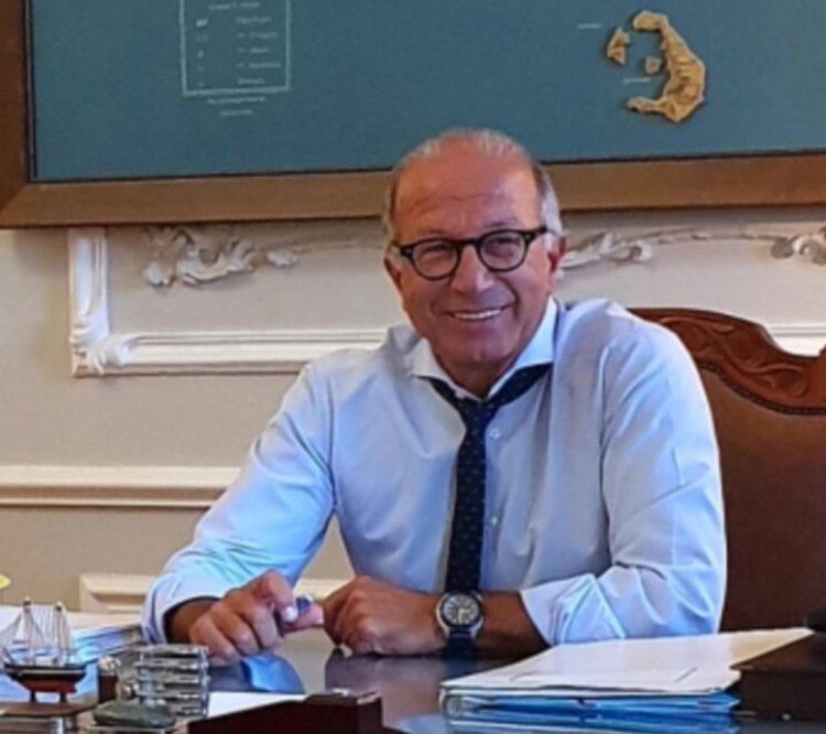 Aegean islands: Υπογραφή σύμβασης για την πλήρη ανακατασκευή του γηπέδου 8Χ8 του Δήμου Αντιπάρου