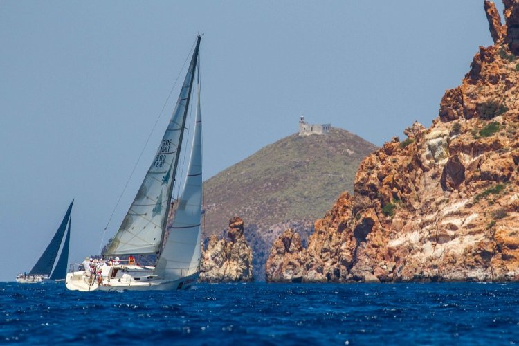 AEGEAN 600: Το εντυπωσιακό πέρασμα Μύκονου – Δήλου «μαγνήτισε» τους ξένους ιστιοπλόους