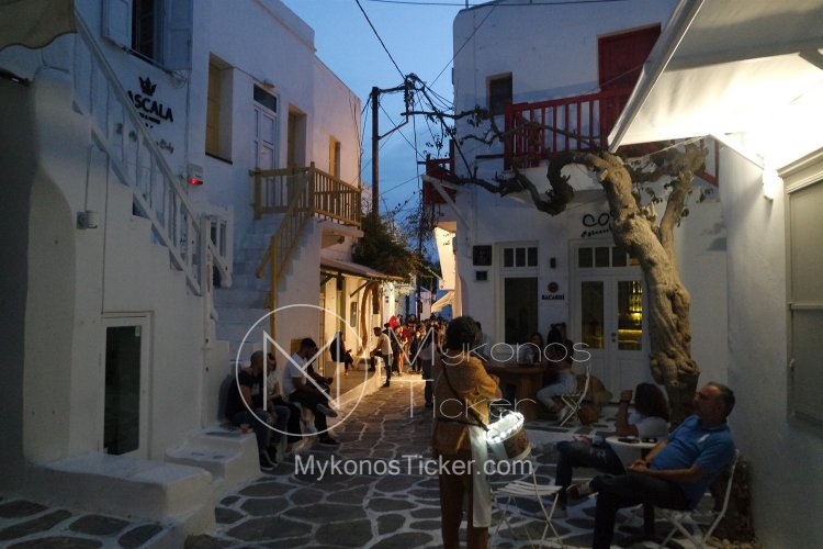 Mykonos after Covid: Η καθυστέρηση του ανοίγματος των κλειστών χώρων εστίασης αποτελεί νέο πλήγμα για τις επιχειρήσεις στη Χώρα Μυκόνου