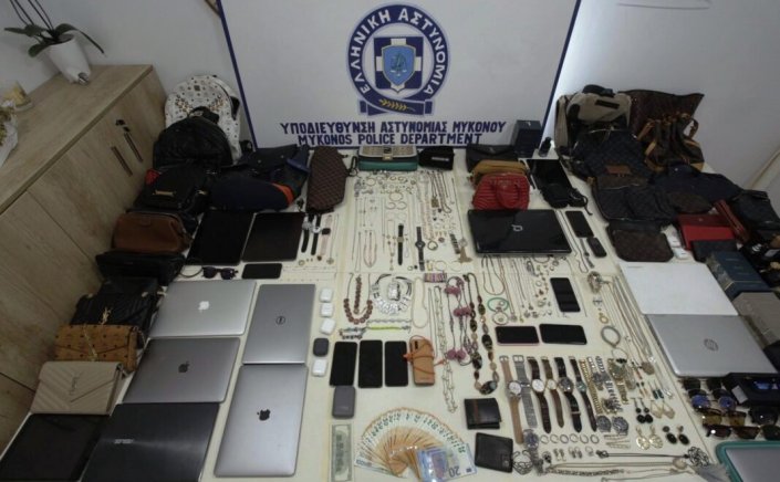 Mykonos arrest: Εξαρθρώθηκε, μετά από μεθοδική έρευνα της Υποδιεύθυνσης Αστυνομίας Μυκόνου,  σπείρα αλλοδαπών που διέπραττε συστηματικά κλοπές σε κατοικίες-βίλες στη Μύκονο