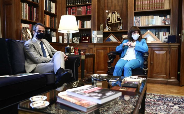 PM Mitsotakis: Ο Μητσοτάκης απαντά στους αντιεμβολιαστές με άρθρο του Συντάγματος