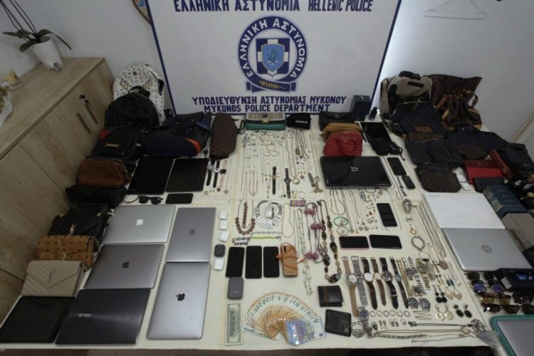 Mykonos arrest: Εξαρθρώθηκε, μετά από μεθοδική έρευνα της Υποδιεύθυνσης Αστυνομίας Μυκόνου,  σπείρα αλλοδαπών που διέπραττε συστηματικά κλοπές σε κατοικίες-βίλες στη Μύκονο