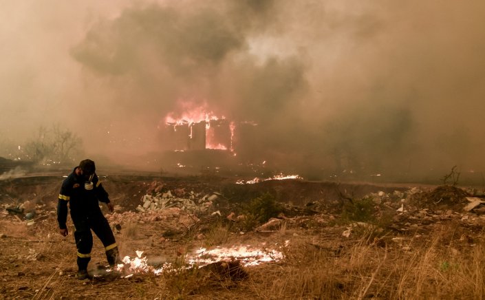 Wildfires: Ατελείωτος εφιάλτης στα Βίλια!! Προς το πεδίο βολής Μεγάρων κατευθύνεται η φωτιά, μάχη με τις αναζωπυρώσεις!!