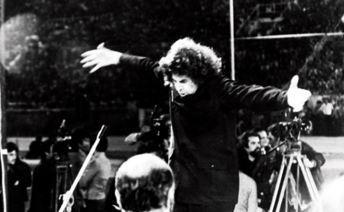 Mikis Theodorakis: Όλος μια τεντωμένη χορδή, αέναα παλλόμενη, αδιάκοπα ανταποκρινόμενη και στο πιο ανεπαίσθητο νεύμα της Ιστορίας, σε κάθε νεύμα της Ιστορίας, σε κάθε νεύμα από το 'μέσα' του κόσμου "Γιάννης Ρίτσος"