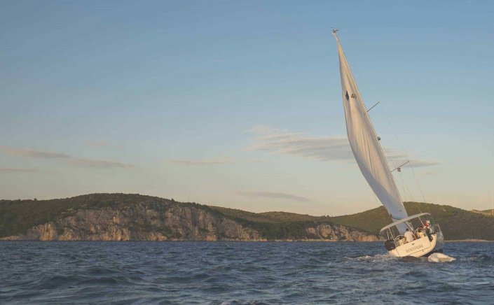 Santorini: Μηχανική βλάβη σε ιστιοφόρο στην θαλάσσια περιοχή της Περίσσας στην Σαντορίνη