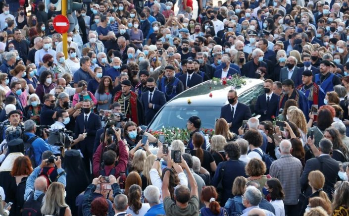 Mikis Theodorakis: Ρίγη συγκίνησης στα Χανιά – 96 βρακοφόροι και πλήθος κόσμου αποχαιρετούν τον Μίκη Θεοδωράκη [Video]
