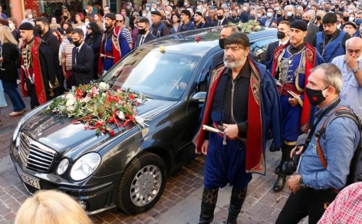 Σπαραγμός στο ύστατο χαίρε.... Πέρασε στην αθανασία ο Μίκης Θεοδωράκης...σε κλίμα βαθιάς συγκίνησης και συνοδεία ριζίτικων τραγουδιών. ...