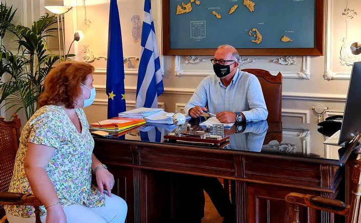 Aegean Islands: Επίσκεψη της Δημάρχου Κέας Ειρήνης Βελισσαροπούλου στον Αντιπεριφερειάρχη Κυκλάδων Γιώργο Λεονταρίτη