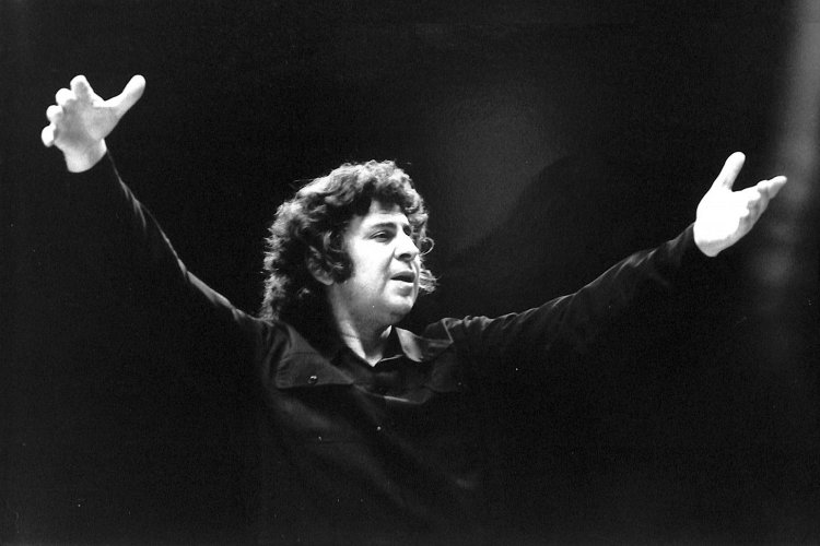 Notable Death: Ορφάνεψε η Ρωμιοσύνη - Πέθανε ο Μίκης Θεοδωράκης... Ο Μίκης μας ταξίδεψε στην Αθανασία... Εθνικό πένθος