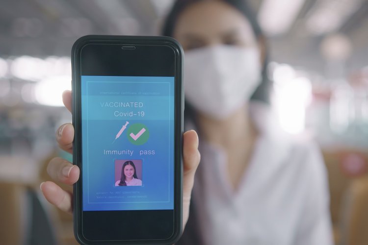 Vaccination: Απολύσεις και πρόστιμα μαμούθ σε όσους εμπλέκονται με πλαστά πιστοποιητικά εμβολιασμού