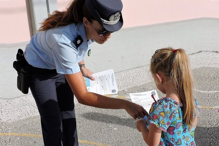 Traffic Education & Road Safety: Ενημερωτικά φυλλάδια θα μοιράσουν ένστολοι της ΕΛ.ΑΣ. σε σχολεία της Μυκόνου