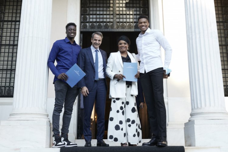 PM Mitsotakis - Μητσοτάκης στους Αντετοκούνμπο: Στο πρόσωπό σας αντικατοπτρίζεται η Ελλάδα που θέλουμε