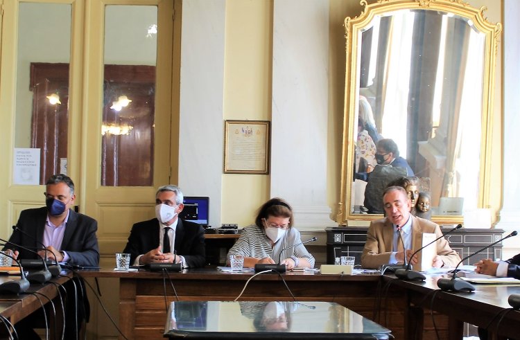 Syros: Η διάσωση των ιστορικών κτιρίων και το θέμα του Αρχαιολογικού Μουσείου, κυριάρχησαν στην συνάντηση Λειβαδάρα - Μενδώνη