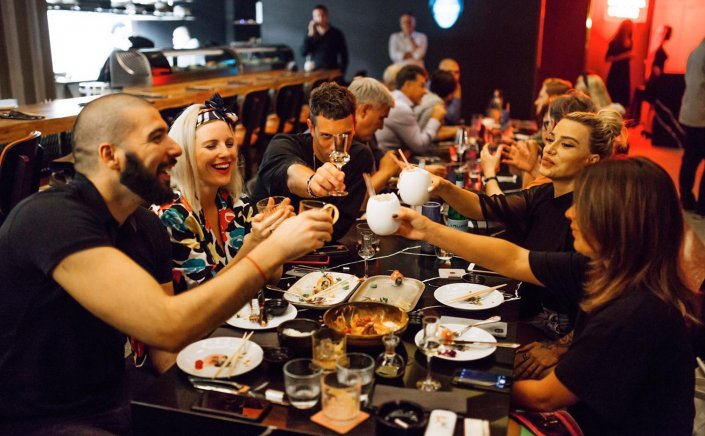 Easing Covid Curbs: Καταργείται το όριο πελατών ανά τραπέζι στην εστίαση - Καμία άλλη αλλαγή