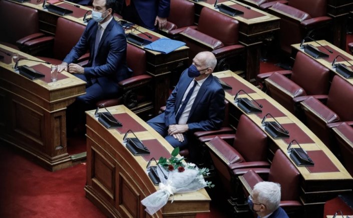 Parliament: Κλείνει η Βουλή, σε ένδειξη πένθους για τον θάνατο της Φώφης Γεννηματά, «παγώνει» το νομοθετικό έργο, λουλούδια στο έδρανο της