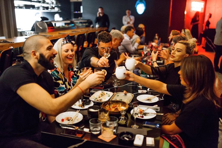 Easing Covid Curbs: Καταργείται το όριο πελατών ανά τραπέζι στην εστίαση - Καμία άλλη αλλαγή