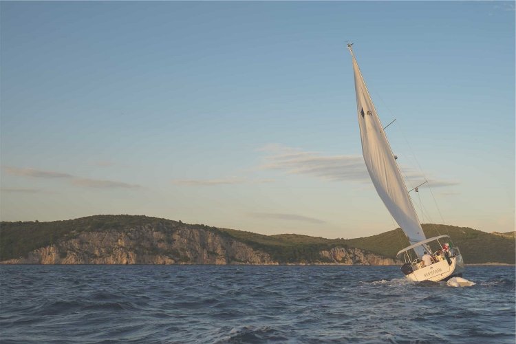 Santorini – Coast Guard: Ακυβερνησία ιστιοφόρου ανοιχτά της Σαντορίνης