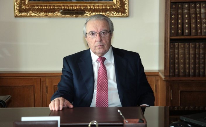 Glossology: Επίταξη ή Επιστράτευση γιατρών; Ο Μπαμπινιώτης εξηγεί τη διαφορά