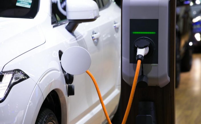 EV chargers: Με φορτιστές ηλεκτρικών αυτοκινήτων, τα υπό ανέγερση κτίρια από το νέο έτος στη Βρετανία