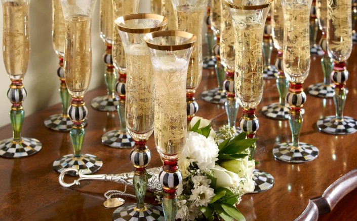 Happy New Year 2022!! Οι συντελεστές και οι συνεργάτες του Mykonos Ticker, σας εύχονται Χρόνια Πολλά και Ευτυχισμένο το 2022!!