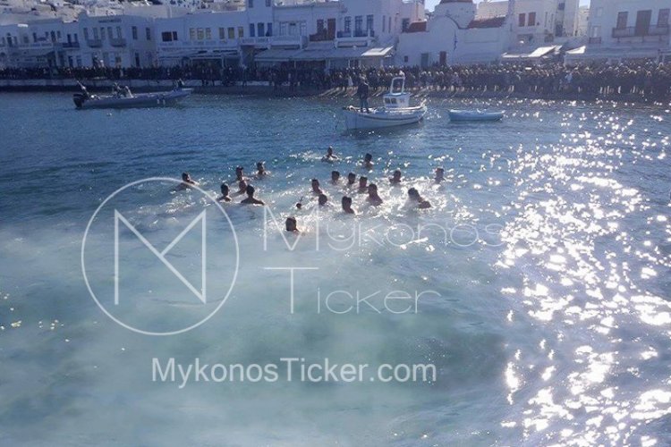 Rules on Epiphany: Πώς θα γιορταστούν τα Θεοφάνεια - Ποια μέτρα ισχύουν σε Εκκλησίες - Πως θα γίνει η τελετή Αγιασμού των Υδάτων - Οι μάσκες που πρέπει να φοράνε οι πιστοί