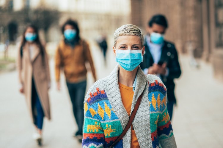 Omicron variant: Πότε μεταδίδεις τον ιό - Οι «κρίσιμες» μέρες της Μετάλλαξης Όμικρον