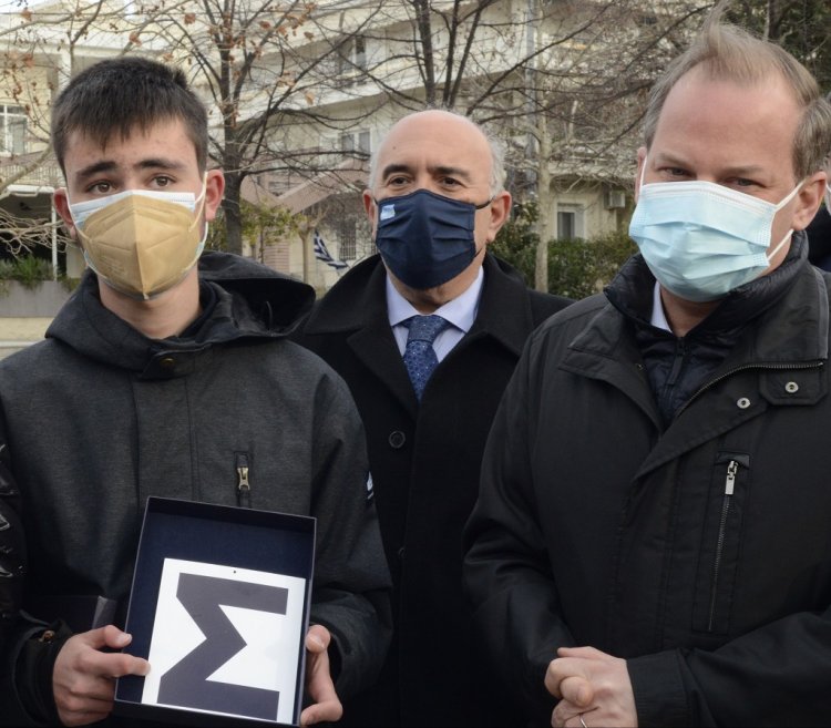 17 Year-Old Drivers: Πιάνει τιμόνι ο πρώτος 17άρης οδηγός – Παρών στην εξέτασή του ο υπουργός μεταφορών 