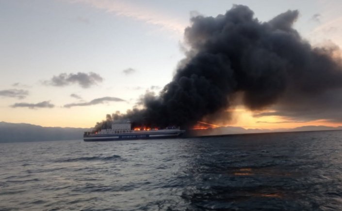 Fire breaks out on ferry: Φωτιά σε πλοίο στην Κέρκυρα: Θρίλερ με τους επιβαίνοντες – Πληροφορίες ότι αναζητούνται 11 άτομα
