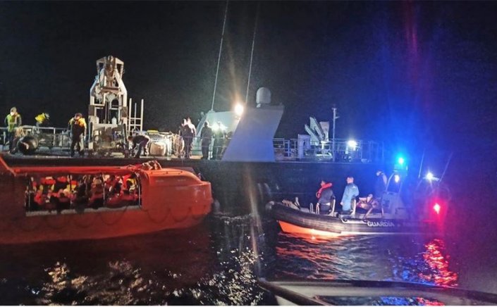 Fire breaks out on ferry: Φωτιά σε πλοίο στην Κέρκυρα: Δύο εγκλωβισμένοι στο Euroferry Olympia - Δέκα οι αγνοούμενοι 