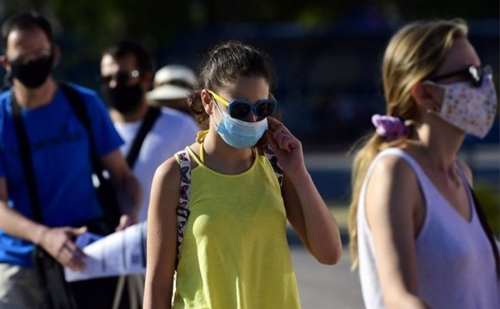 Easing Covid curbs - Τζανάκης: Μπορούμε να βγάλουμε τις μάσκες στους εξωτερικούς χώρους