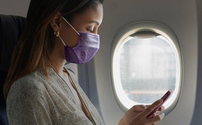 Easing Covid curbs: Θα αρθεί η χρήση μάσκας στα αεροπορικά ταξίδια;