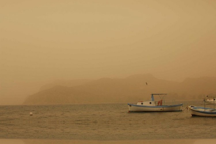 African dust - Μπεχράκης: Τι πρέπει να προσέξουν οι πολίτες για να αντιμετωπίσουν με ασφάλεια το φαινόμενο της Αφρικανικής σκόνης