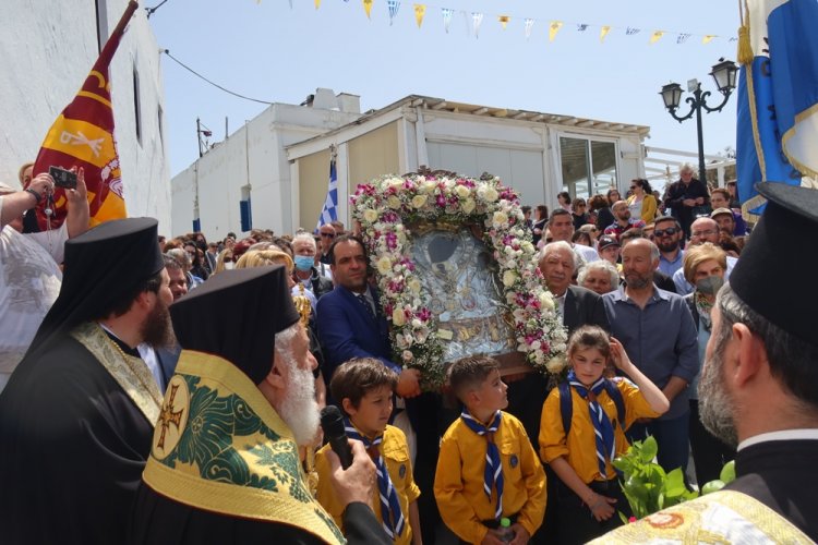 His Eminence Dorotheos B’: Πανδήμως οι Μυκόνιοι συνόδευσαν την Ιερά Εικόνα της Παναγίας Τουρλιανής από τη Χώρα στο πολυαιώνιο Μοναστικό Ενδιαίτημά της, στην Άνω Μερά [εικόνες+videos]