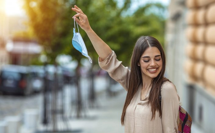 Lifting mask mandate: Χωρίς μάσκες στους εσωτερικούς χώρους από σήμερα - Πού θα παραμείνουν [ΦΕΚ]