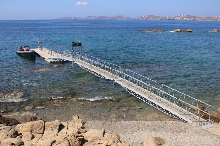 Plastic Floating Dock: Άδεια για πλωτή εξέδρα στην παραλία Super Paradise της Μυκόνου