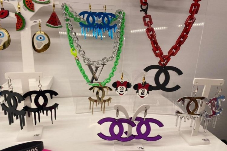 Mykonos:  Σαφάρι ελέγχων στην Μύκονο!! Κατασχέθηκαν χιλιάδες μαϊμού κοσμήματα, με σήματα Louis Vuitton, Chanel και άλλων οίκων!! Επιβλήθηκαν πρόστιμα για αισχροκέρδεια!! [pics]