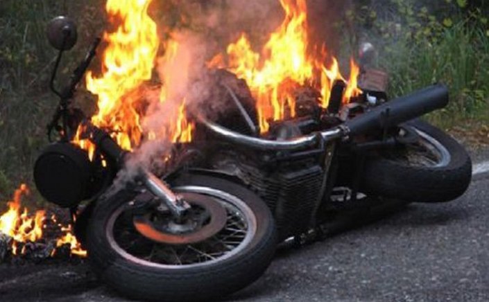 Mykonos Coast Guard: Φωτιά σε Μοτοσυκλέτες εντός της χερσαίας ζώνης του λιμένα Ορνού Μυκόνου