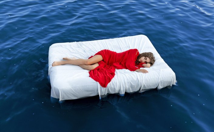 Sleeping In Extreme Heat: Τέλος στον κλιματισμό, ειδικός αποκαλύπτει την πιο δροσερή στάση στον ύπνο για τον καύσωνα [Videos]