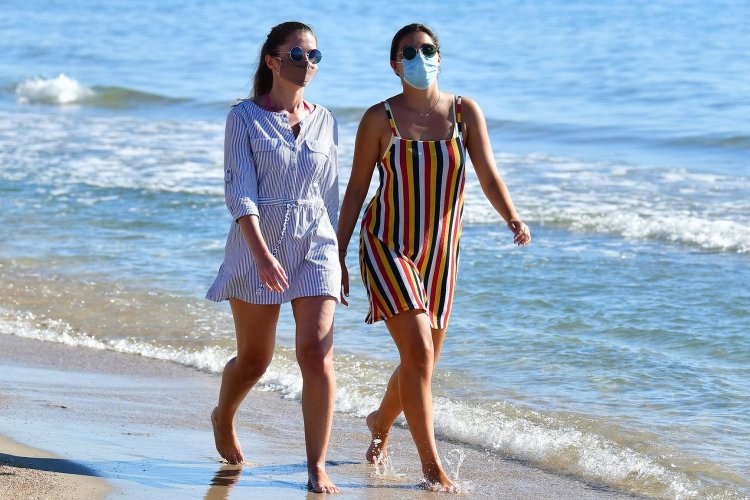 EU - Coronavirus: Τι προβλέπεται για όσους βγαίνουν θετικοί στις διακοπές τους