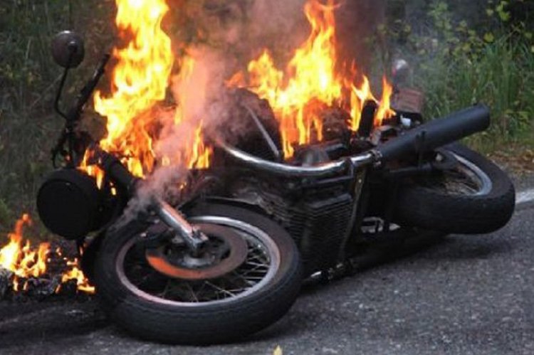 Mykonos Coast Guard: Φωτιά σε Μοτοσυκλέτες εντός της χερσαίας ζώνης του λιμένα Ορνού Μυκόνου