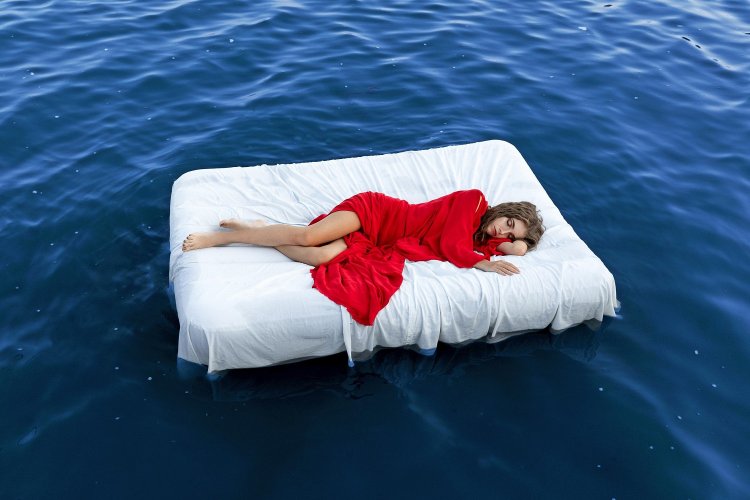 Sleeping In Extreme Heat: Τέλος στον κλιματισμό, ειδικός αποκαλύπτει την πιο δροσερή στάση στον ύπνο για τον καύσωνα [Videos]