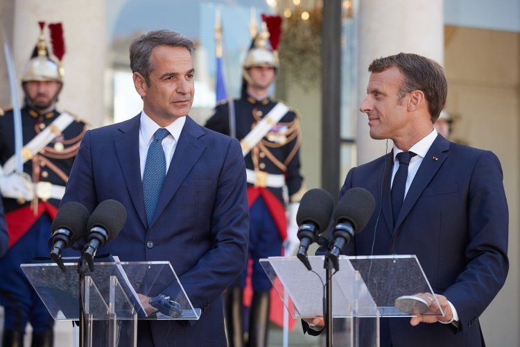Macron - Mitsotakis Entretien: Όσους μας απειλούν ότι θα έρθουν βράδυ στα νησιά μας θα τους περιμένουμε στο φως της ημέρας