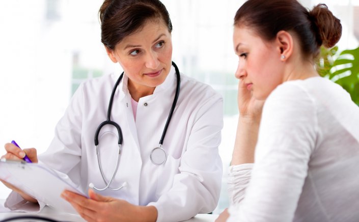 Healthcare - NHS doctors: Γιατί οι γιατροί του ΕΣΥ θα μπορούν πλέον να διατηρούν και ιδιωτικό ιατρείο