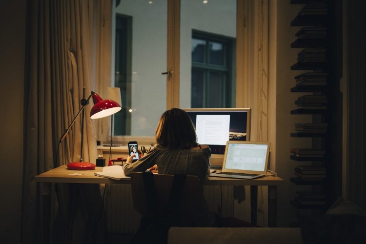 Screen addiction: Πώς ο εθισμός στην οθόνη αλλοιώνει τη σκέψη των παιδιών