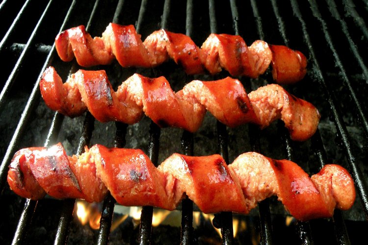 Tsiknopempti: Πως να ψήσετε λουκάνικα της Τσικνοπέμπτης, σαν σερπαντίνα!! [Video]