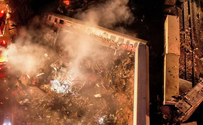 Fatal Train Collision: 32 νεκροί από τη σύγκρουση τρένων - Ψάχνουν εγκλωβισμένους στα δύο πρώτα βαγόνια που συνεθλίβησαν
