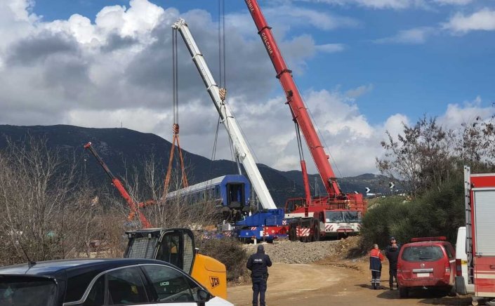 Tragedy in Tempi:  Απομακρύνονται τα τελευταία βαγόνια από το σημείο “μηδέν”